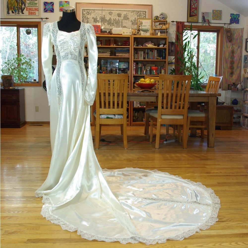 Satin and lace 1930s wedding grown with cathedral train 26 inch 66 cm waist